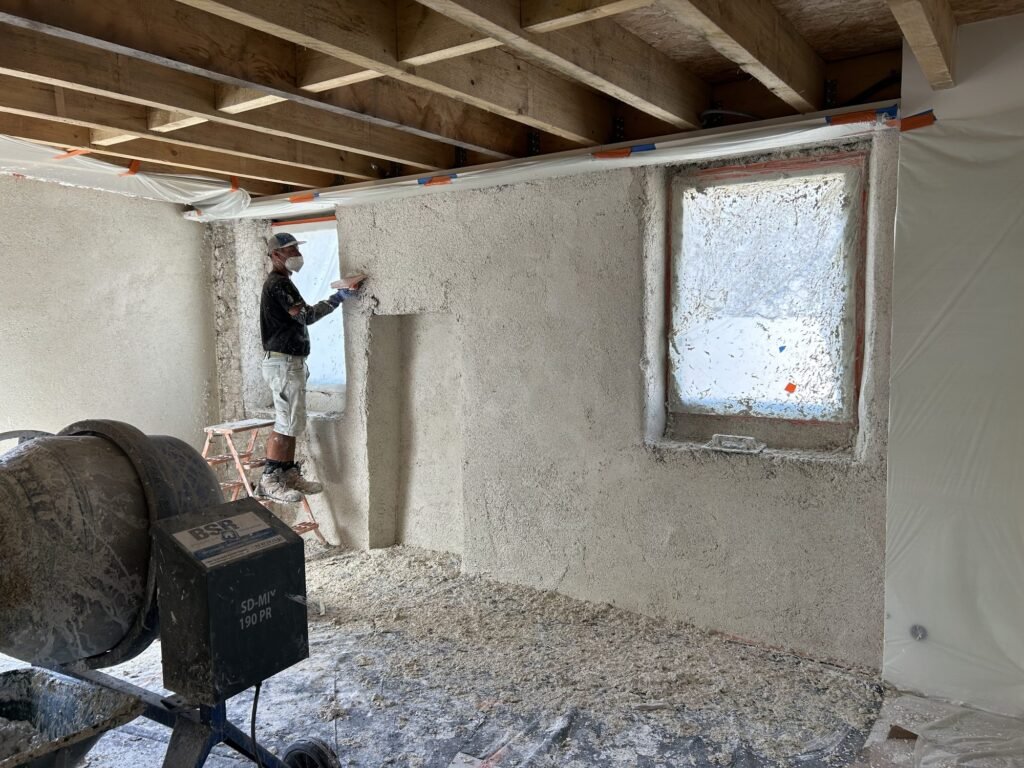 Application d'un enduit chaux-chanvre sur un mur intérieur à Auray