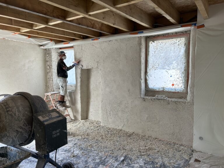 Application d'un enduit chaux-chanvre sur un mur intérieur à Auray
