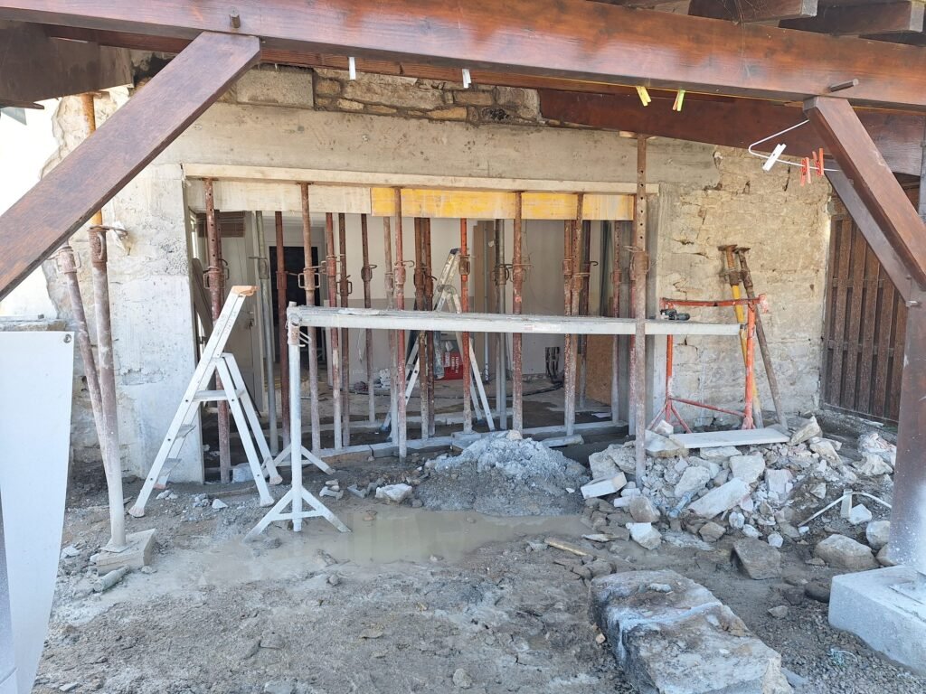 Étaiement d'un plancher avant percement d'un mur porteur en pierre dans le Morbihan
