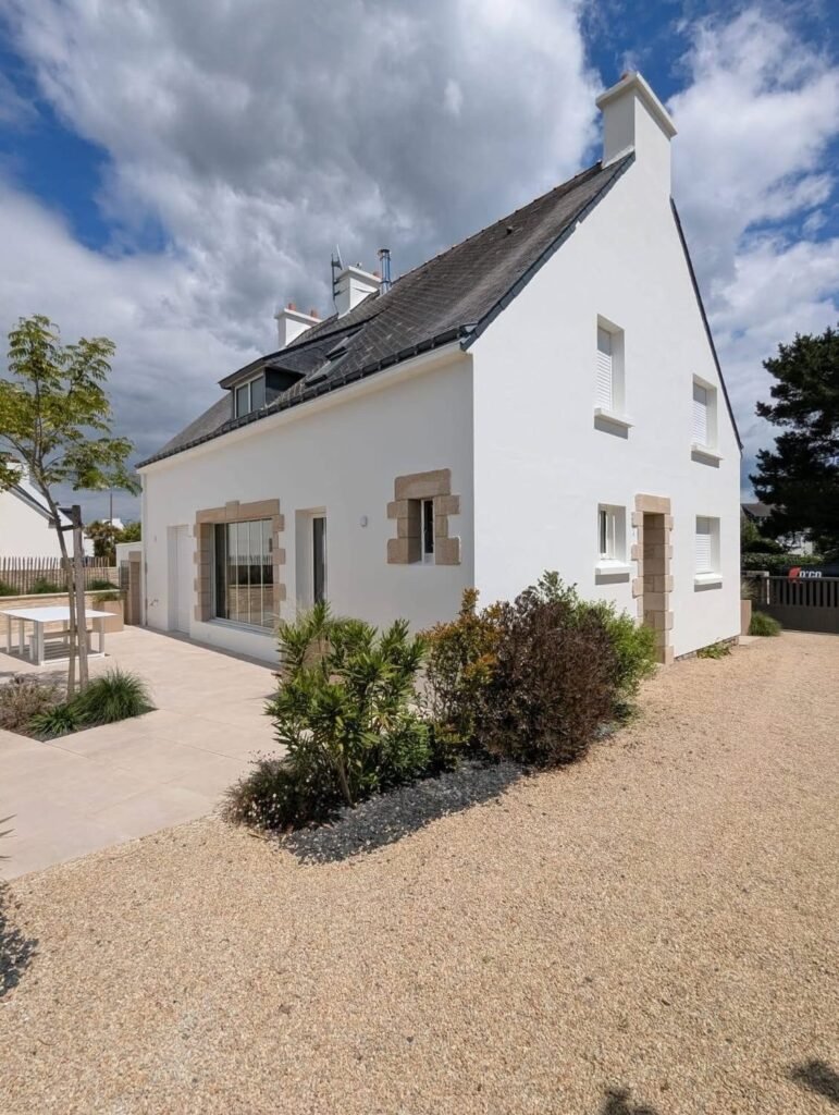 Façade enduite en blanc avec encadrements en granit apparent dans le Morbihan