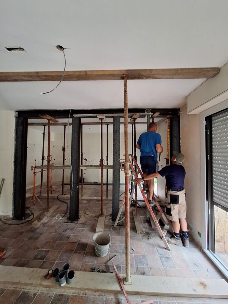 Ouverture de mur porteur avec pose d'un IPN sur un chantier de rénovation à Auray