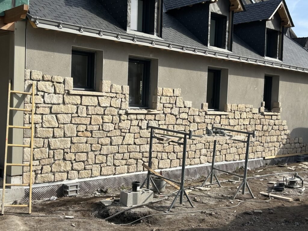 Parement en pierre de granit posé sur une façade en cours de chantier à Auray