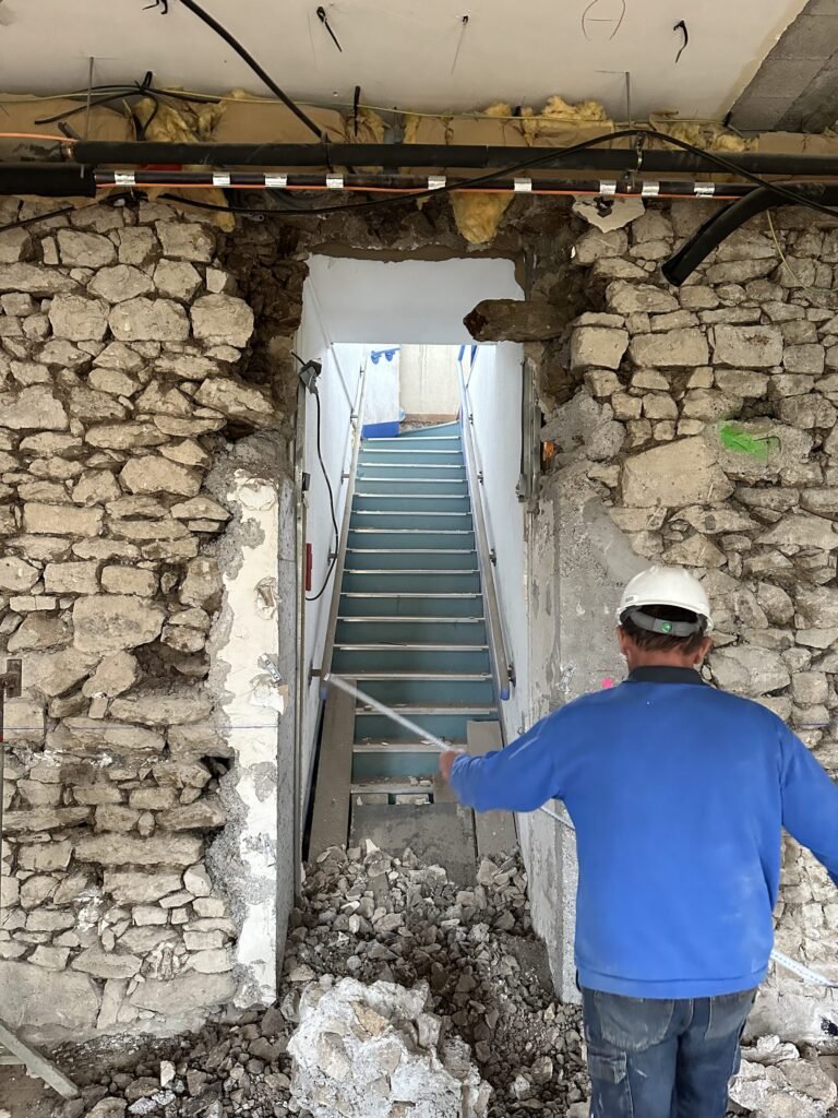 Percement d'un mur en pierre pour création d'une ouverture à Crac'h