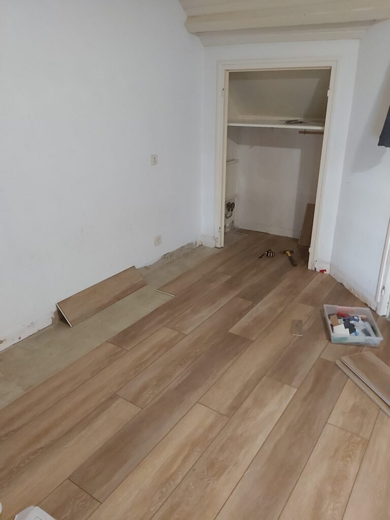 Pose d'un sol stratifié dans une chambre en rénovation à Auray