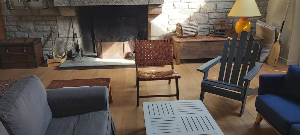 Séjour avec parquet en chêne et cheminée en granit dans le Morbihan